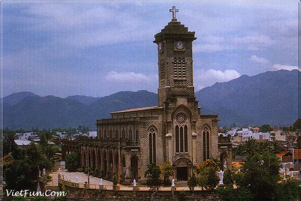 nhatrangmain cathedral.jpg (70983 bytes)